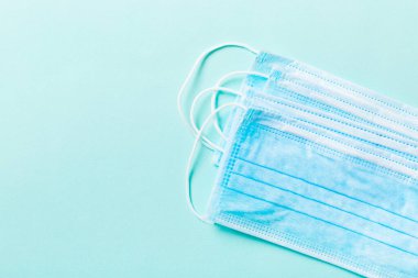 Mavi arka plandaki koruyucu tıbbi maskelerin üst görüntüsü. Ncov ve covid salgını. Salgın hastalık konsepti. Kopya alanı ile sağlığınızı koruyun.