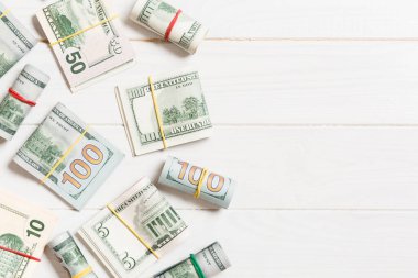 Dolar banknotları. İş konseptinde metin için kopya alanı ile renkli arka plan üst wiev yüz Us Dollar Bills para Kazık.