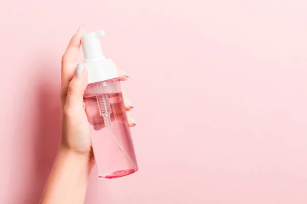 Női Kéz Tartja Kozmetikai Spray Rózsaszín Háttér Fénymásolás Helyet Design — Stock Fotó