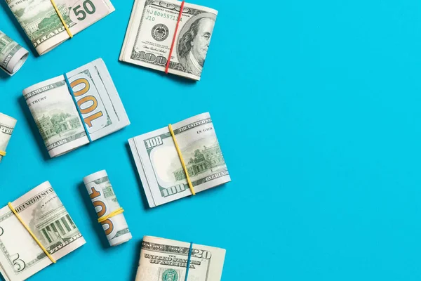 Mali kavram metin için kopya alanı ile renkli arka plan üst wiev yüz Us Dollar Bills para Kazık.