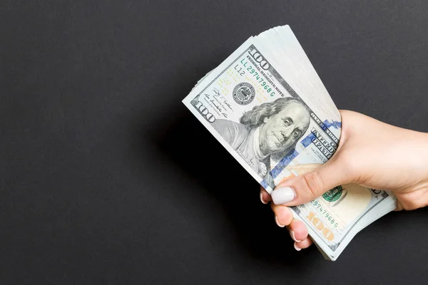Pohled Žen Ruku Který Dává 100 Dolarové Bankovky Barevném Pozadí — Stock fotografie