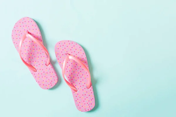 Roze Teenslippers Blauwe Achtergrond Bovenaanzicht Met Kopieerruimte — Stockfoto