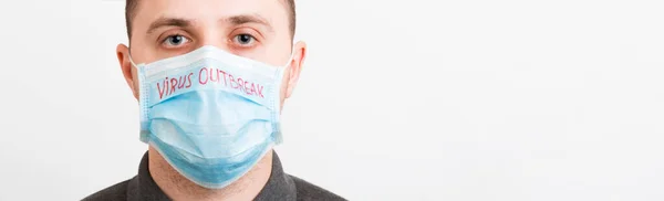 Porträtt Ung Man Bär Medicinsk Mask Med Virus Utbrott Ord — Stockfoto