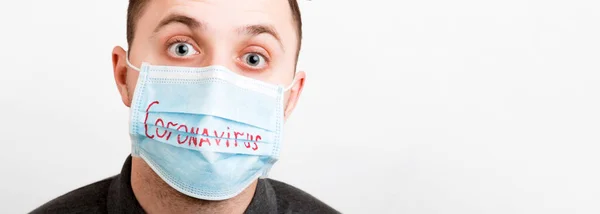 Porträtt Ung Chockad Sjuk Man Medicinsk Mask Med Coronavirus Ord — Stockfoto