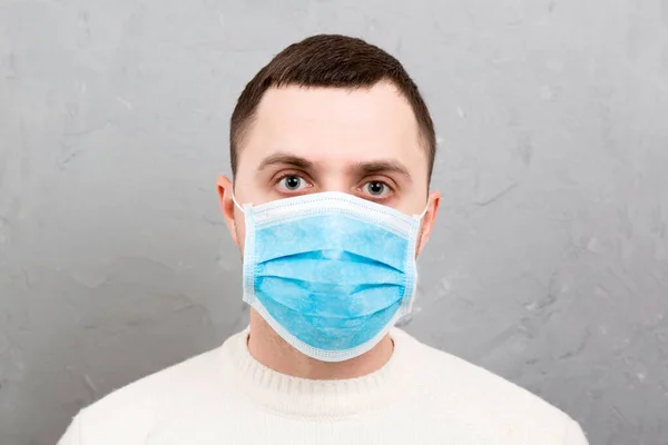 Porträtt Ung Man Bär Medicinsk Mask Grå Cement Bakgrund Coronavirus — Stockfoto