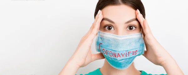 Porträtt Ganska Chockad Kvinna Bär Medicinsk Mask Med Coronavirus Text — Stockfoto