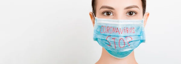 Portretul Unei Femei Mască Medicală Text Stop Coronavirus Fundal Alb — Fotografie, imagine de stoc