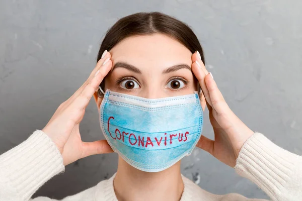 Porträt Einer Ziemlich Schockierten Frau Mit Medizinischer Maske Mit Coronavirus — Stockfoto