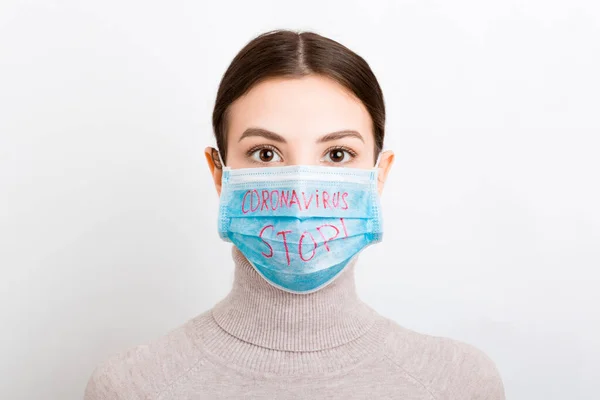 Portretul Unei Femei Mască Medicală Text Stop Coronavirus Fundal Alb — Fotografie, imagine de stoc