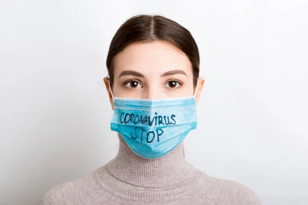 Porträtt Ledsen Kvinna Medicinsk Mask Med Stopp Coronavirus Text Vit — Stockfoto