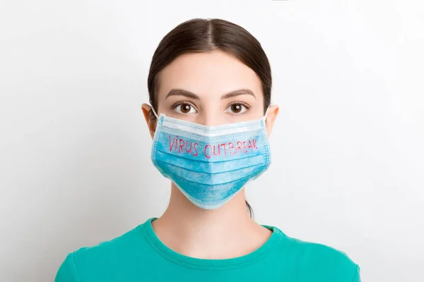 Porträtt Vacker Kvinna Bär Medicinsk Mask Med Virus Utbrott Text — Stockfoto
