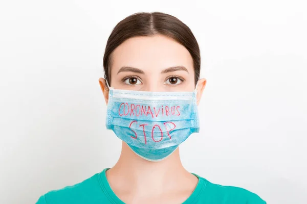Potret Seorang Wanita Dalam Topeng Medis Dengan Menghentikan Teks Coronavirus — Stok Foto