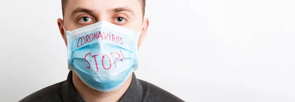 Πορτρέτο Του Νεαρού Άρρωστου Άνδρα Ιατρική Μάσκα Stop Coronavirus Λέξη — Φωτογραφία Αρχείου