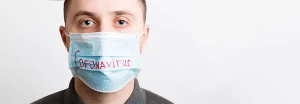 Πορτρέτο Του Νεαρού Άρρωστου Άνδρα Ιατρική Μάσκα Λέξη Από Κορωνοϊό — Φωτογραφία Αρχείου