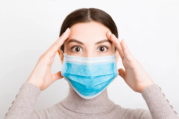 Porträtt Ung Chockad Kvinna Bär Medicinsk Mask Vit Bakgrund Skydda — Stockfoto