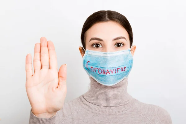 Porträtt Kvinna Medicinsk Mask Med Coronavirus Text Och Visar Stopp — Stockfoto