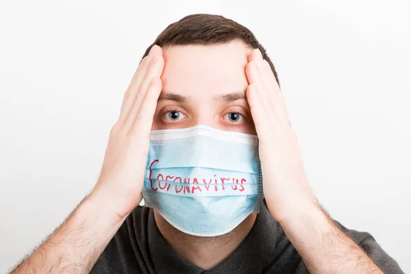 Porträtt Ung Chockad Sjuk Man Medicinsk Mask Med Coronavirus Ord — Stockfoto