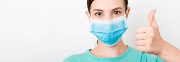 Porträt Einer Jungen Frau Mit Medizinischer Maske Auf Weißem Hintergrund — Stockfoto