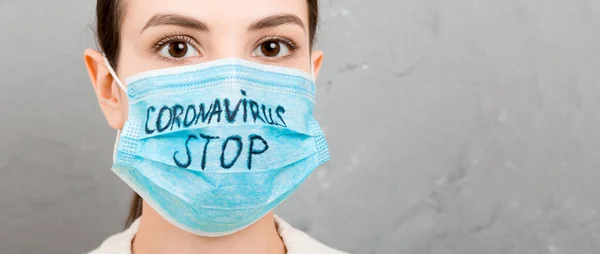 Portretul Unei Femei Mască Medicală Text Stop Coronavirus Fundal Ciment — Fotografie, imagine de stoc