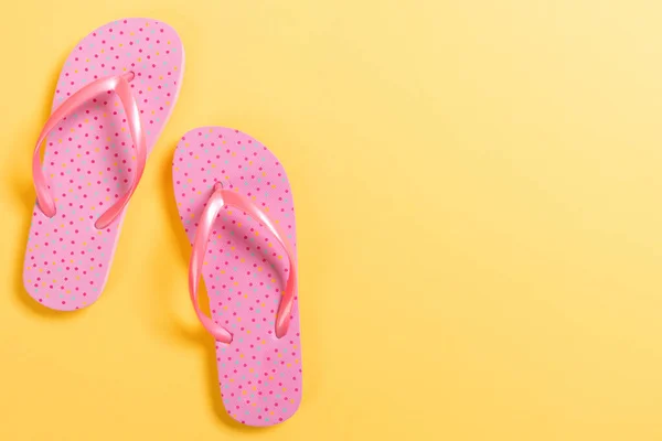 Roze Teenslippers Gele Achtergrond Bovenaanzicht Met Kopieerruimte — Stockfoto