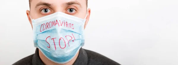 Porträtt Ung Sjuk Man Medicinsk Mask Med Stopp Coronavirus Ord — Stockfoto