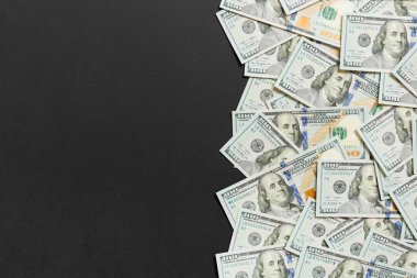 Renkli arka plan üst görünümünde yüz dolarlık banknotlar, metin iş para kavramı için boş bir yer ile. Yüz dolarlık arka plan..
