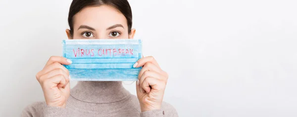 Retrato Una Mujer Bonita Sosteniendo Máscara Médica Con Texto Brote —  Fotos de Stock