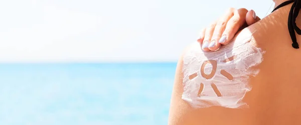 Loción Protector Solar Forma Sol Hombro Mujer Bronceada — Foto de Stock