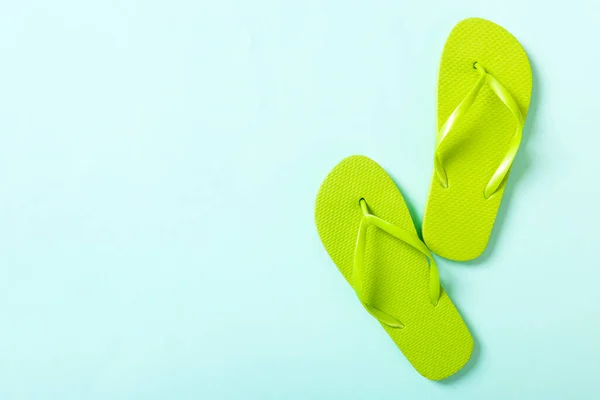 Chanclas Verdes Sobre Fondo Azul Vista Superior Con Espacio Copia — Foto de Stock