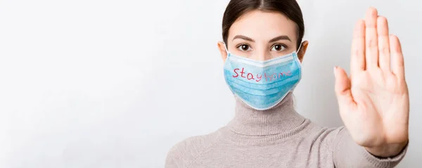 Portræt Kvinde Medicinsk Maske Med Stay Home Tekst Viser Stop - Stock-foto