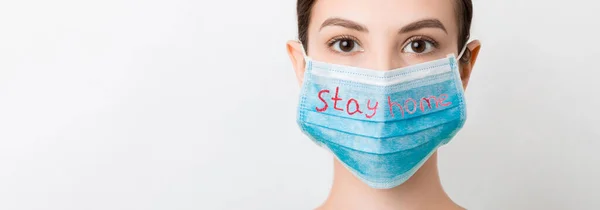 Porträtt Vacker Kvinna Bär Medicinsk Mask Med Stay Home Text — Stockfoto