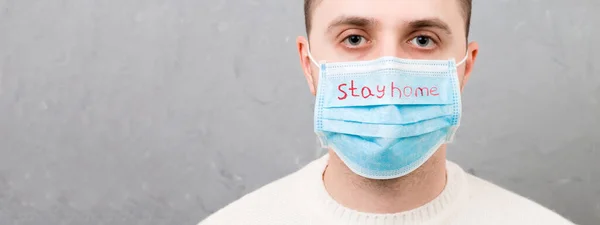 Πορτρέτο Του Νεαρού Άρρωστου Άνδρα Ιατρική Μάσκα Μείνετε Σπίτι Λέξη — Φωτογραφία Αρχείου