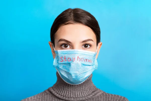 Retrato Mulher Bonita Usando Máscara Médica Com Fique Texto Casa — Fotografia de Stock