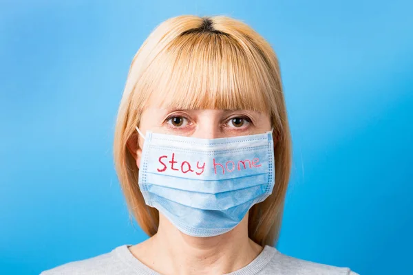 Portretul Unei Femei Care Poartă Mască Medicală Textul Stay Home — Fotografie, imagine de stoc