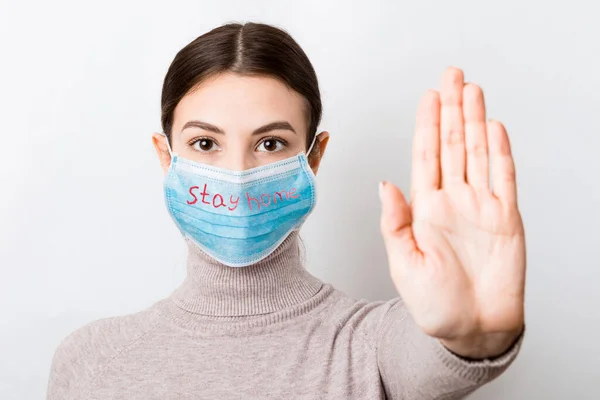 Retrato Uma Mulher Máscara Médica Com Stay Texto Casa Mostrando — Fotografia de Stock