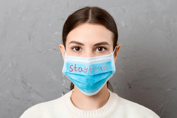 Porträtt Ung Kvinna Bär Medicinsk Mask Stay Hem Grå Cement — Stockfoto