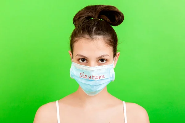 Porträtt Vacker Kvinna Som Håller Medicinsk Mask Med Stay Home — Stockfoto