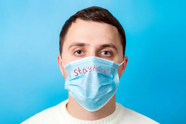 Porträtt Sjuk Man Klädd Medicinsk Mask Med Stay Home Text — Stockfoto