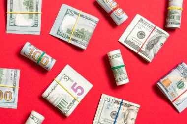 iş konseptinde metin için kopya alanı ile üst wiev para amerikan yüz dolarlık banknotlar ile renkli Arka Plan.