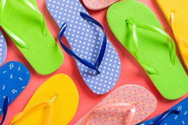 flip flop renkli sandalet bir sürü, renkli arka plan üzerinde yaz tatili, kopya alanı üst görünümü.