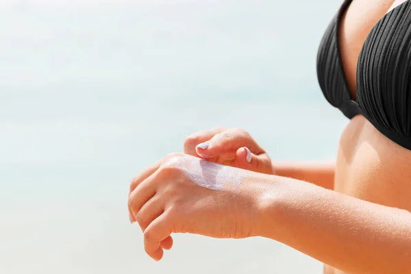 Woman Swimwear Applying Sun Cream Her Hand Her Finger Sea — Stock Photo, Image