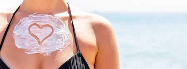 Protector Solar Forma Corazón Pecho Mujer Playa Concepto Cuidado Piel — Foto de Stock