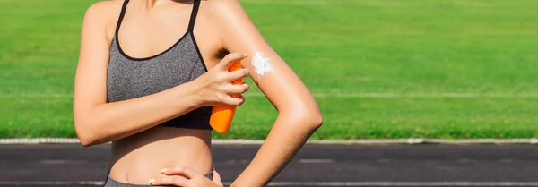 Mujer Joven Está Aplicando Protector Solar Sus Brazos Antes Las — Foto de Stock