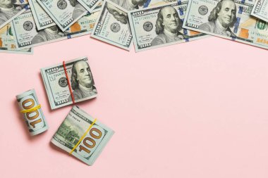Renkli arka plan üst görünümünde yüz Dolar Bills Yığını, metin iş para kavramı için boş bir yer ile.