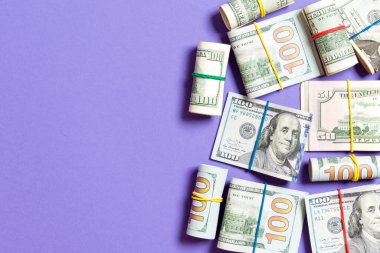 Kopya alanı ile renkli arka plan iş kavramı üst görünümünde yüz dolarlık banknotlar yakın çekim yığınları.