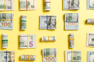 iş konseptinde metin için kopya alanı ile üst wiev para amerikan yüz dolarlık banknotlar ile renkli Arka Plan.