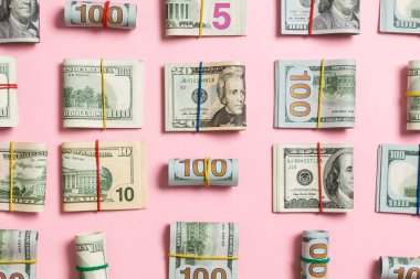 iş konseptinde metin için kopya alanı ile üst wiev para amerikan yüz dolarlık banknotlar ile renkli Arka Plan.