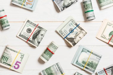 iş konseptinde metin için kopya alanı ile üst wiev para amerikan yüz dolarlık banknotlar ile renkli Arka Plan.