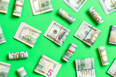 iş konseptinde metin için kopya alanı ile üst wiev para amerikan yüz dolarlık banknotlar ile renkli Arka Plan.