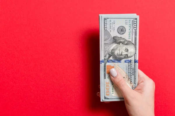 Mano Femenina Sosteniendo Paquete Dinero Sobre Fondo Colorido Vista Superior — Foto de Stock